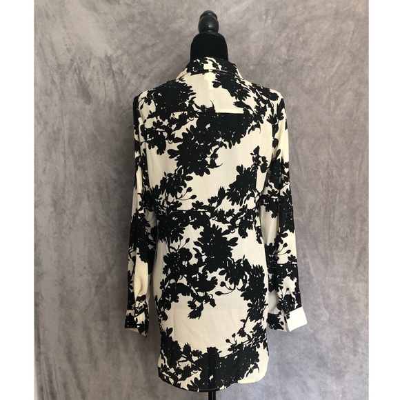 B/W floral blouse - Picture 2 of 4